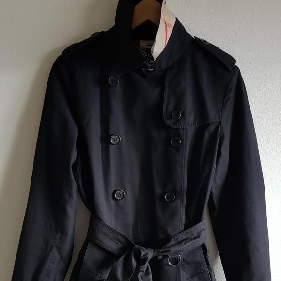 The long black Burberry Chelsea Heritage Trench Coat with signature gabardine - Picture 3 of 13